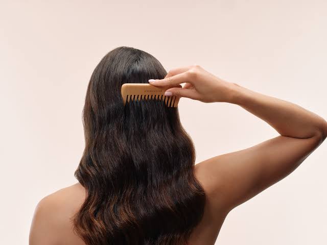 Soin capillaire naturel appliqué sur les longueurs