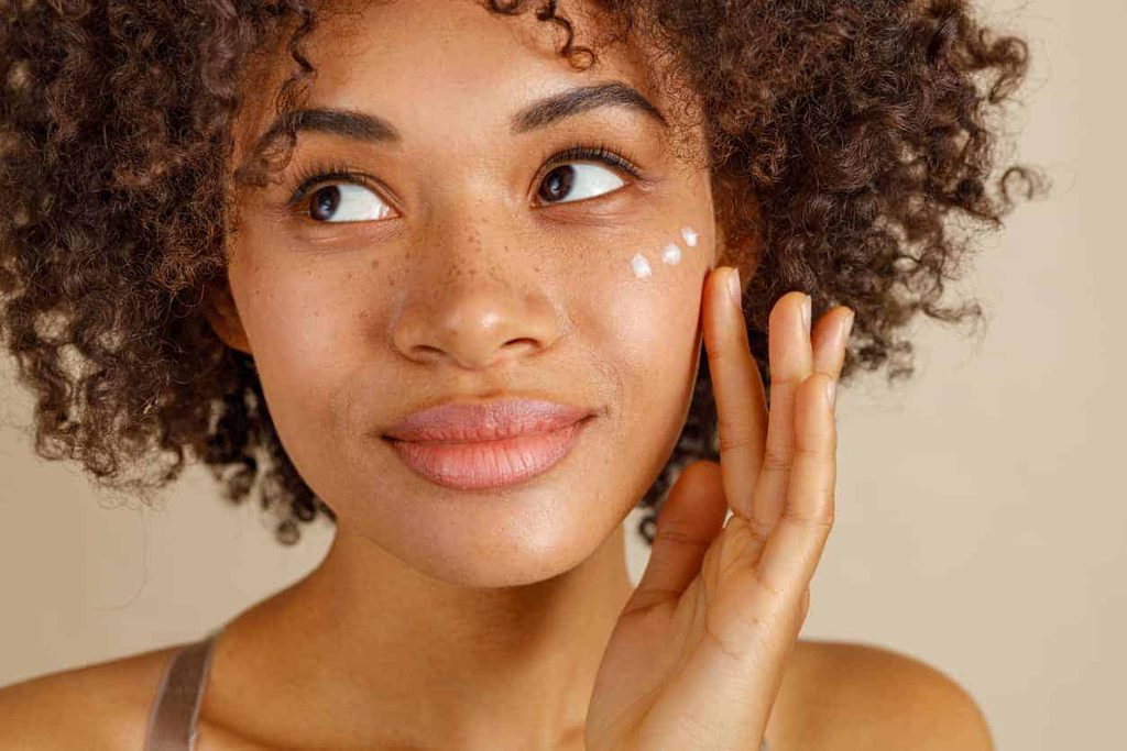Application d'un soin hydratant sur le visage